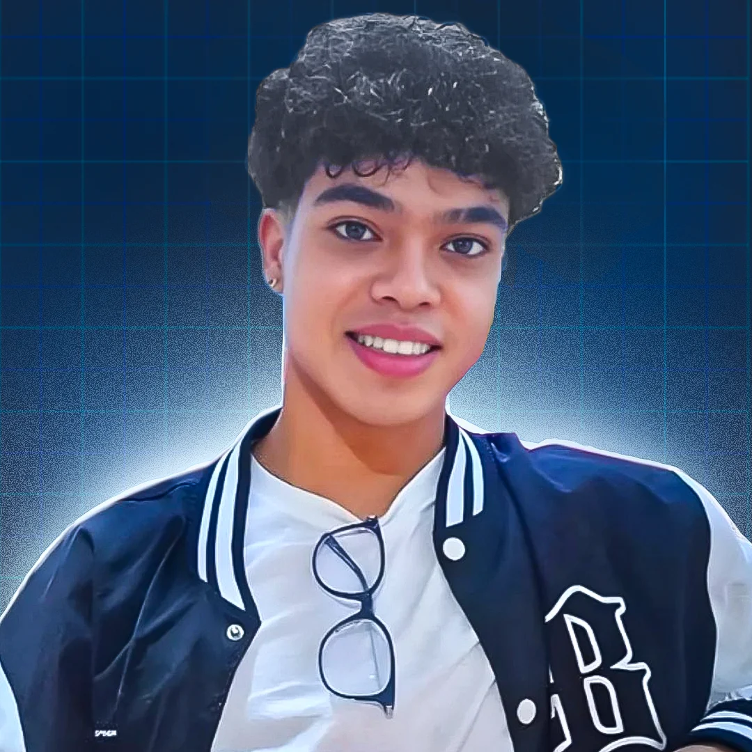 Ray, Web Designer, em retrato com fundo azul escuro e grid sutil.